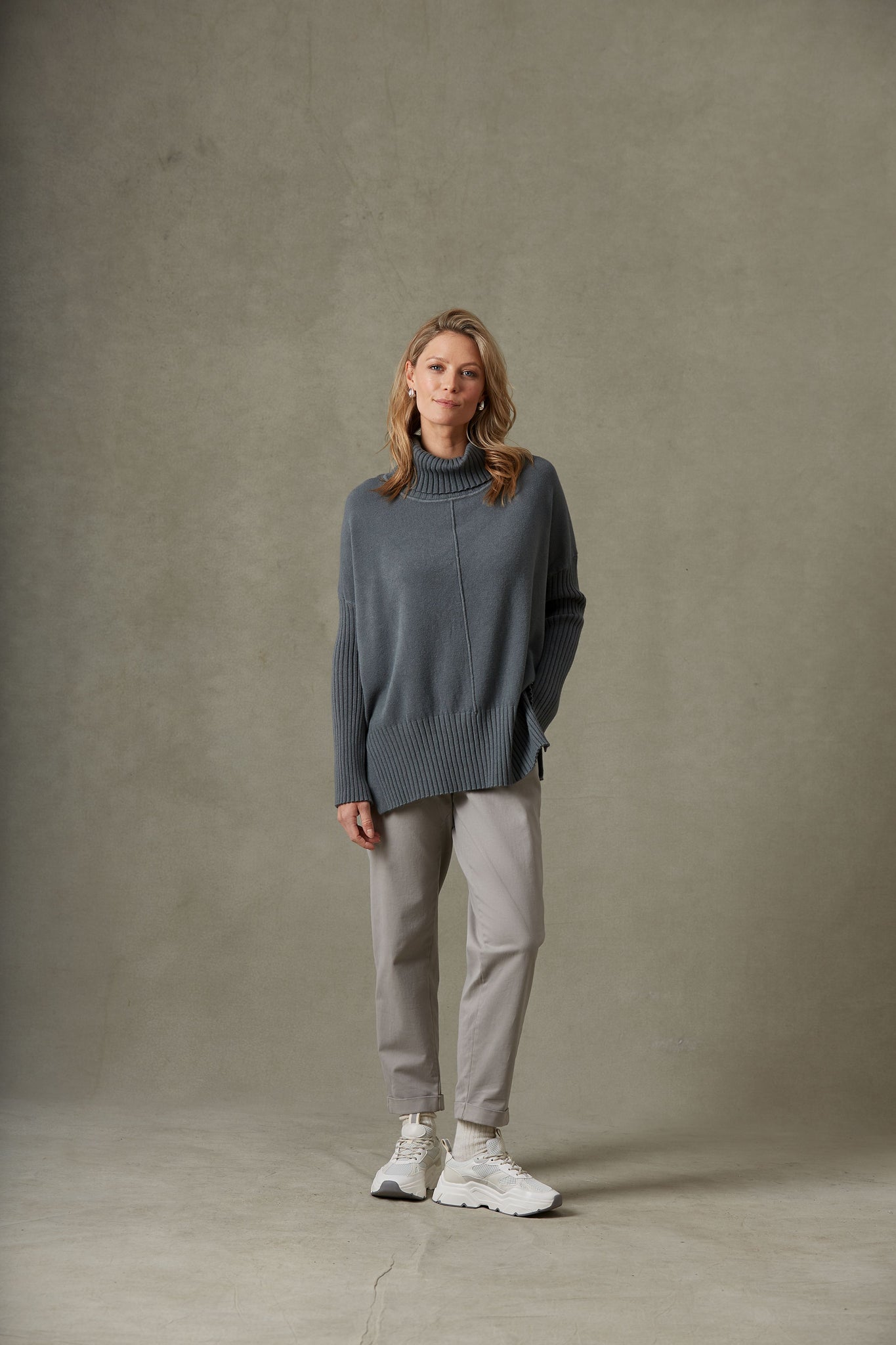 Trousers with Insert Side Pockets in Ash Grey